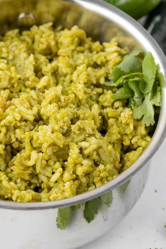 Arroz VerdeWeb027 green rice in a pan.
