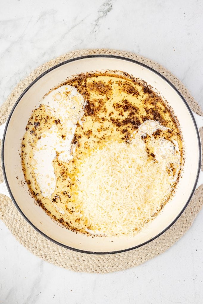 Jerk alfredo sauce in a pan