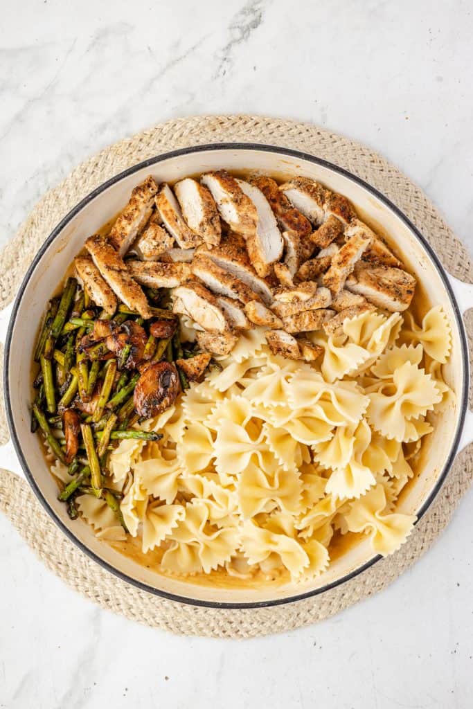 Chicken cooked veggie and pasta in a pan.