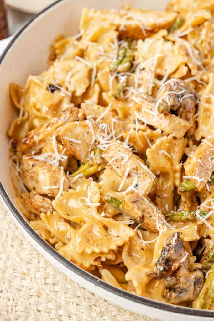 Jerk chicken pasta in a pan