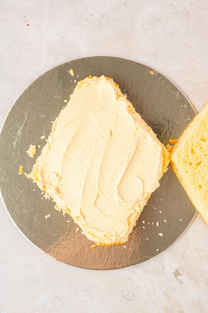 filling duck cake body with frosting