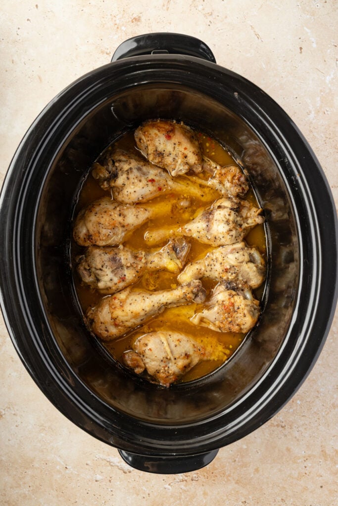 Finish slow cooker drumsticks in a slow cooker.
